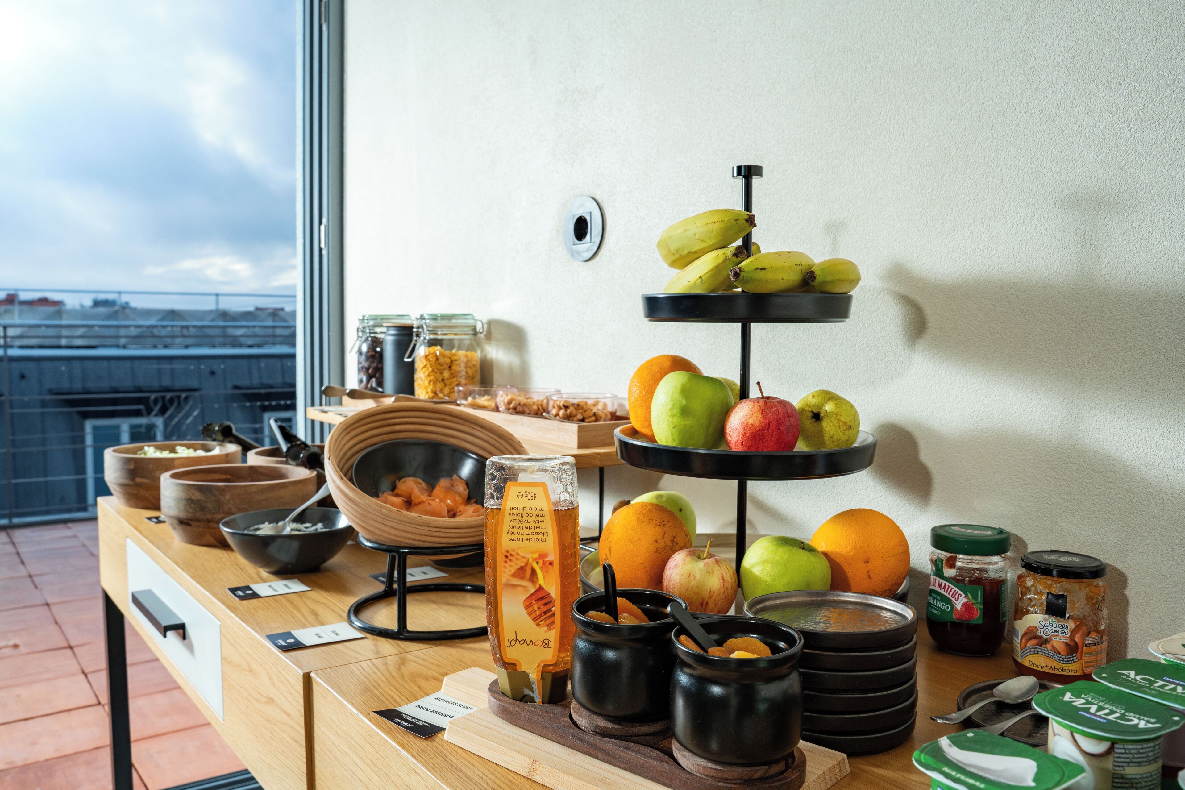 每日供应自助式早餐（每人 EUR 18）