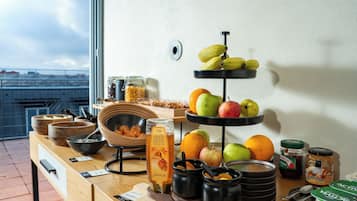 Se ofrece un desayuno bufé (18 EUR por persona)