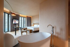 Minibar, individuell dekoriert, individuell eingerichtet, Schreibtisch