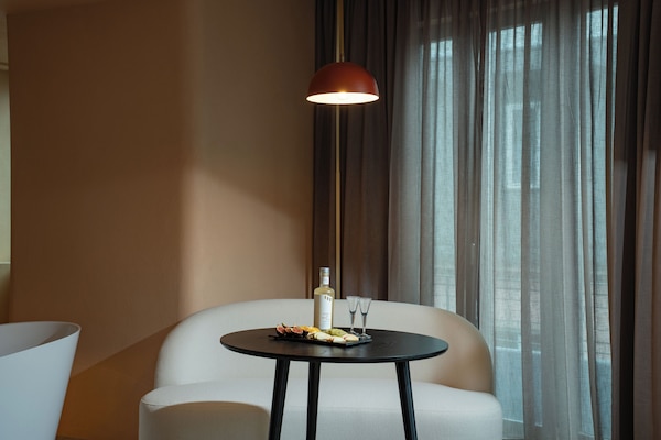 Minibar, decoración personalizada, muebles diferentes y escritorio