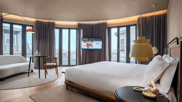 Minibar, individually decorated, individually furnished, desk