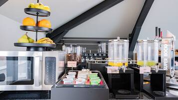 Petit déjeuner buffet (18 EUR par personne)