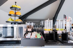 อาหารเช้าแบบบุฟเฟ่ต์ทุกวัน (EUR 18 ต่อคน)