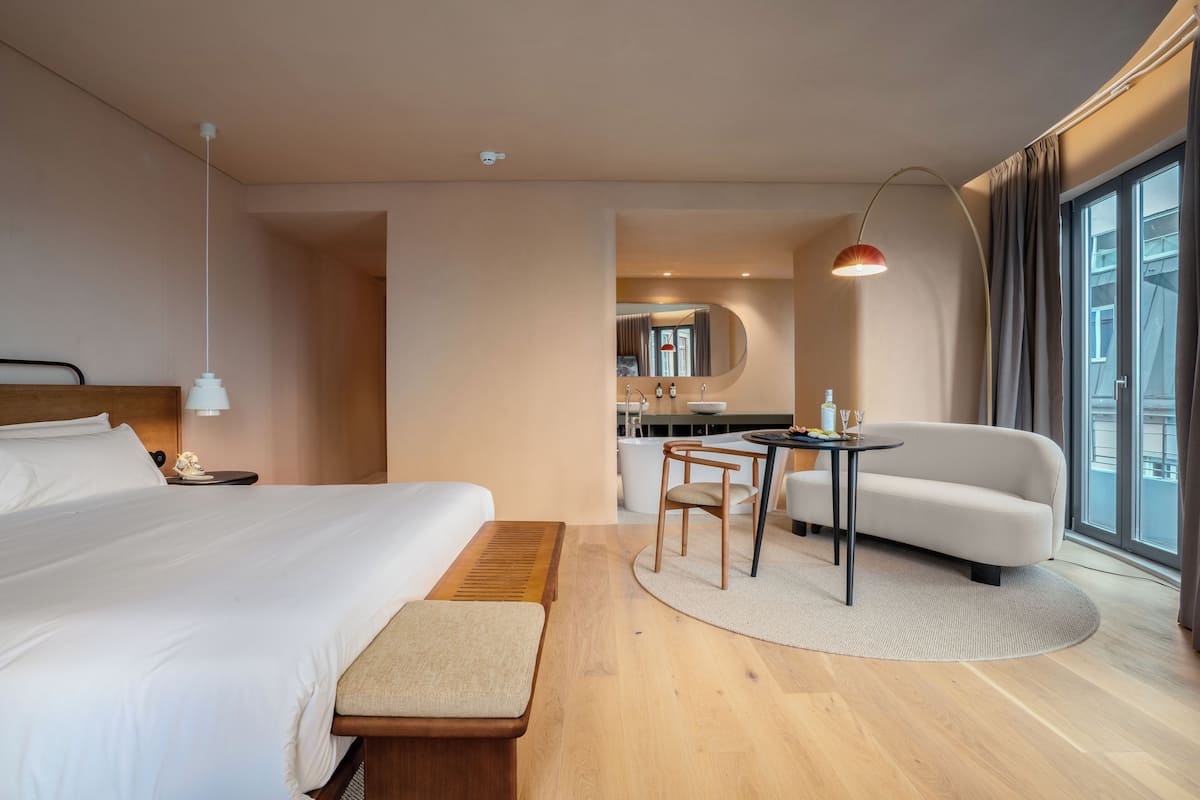 Minibar, individually decorated, individually furnished, desk