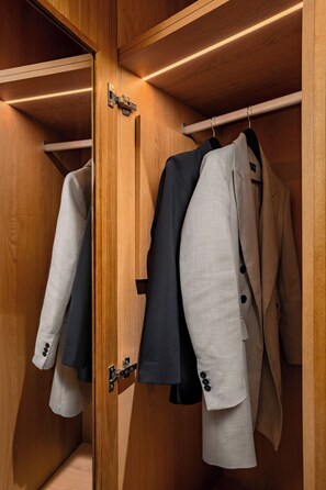 มินิบาร์, ห้องพักตกแต่งอย่างมีเอกลักษณ์, ตกแต่งพิเศษโดยเฉพาะ, โต๊ะทำงาน