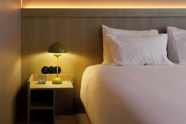 Minibar, free WiFi, bed sheets