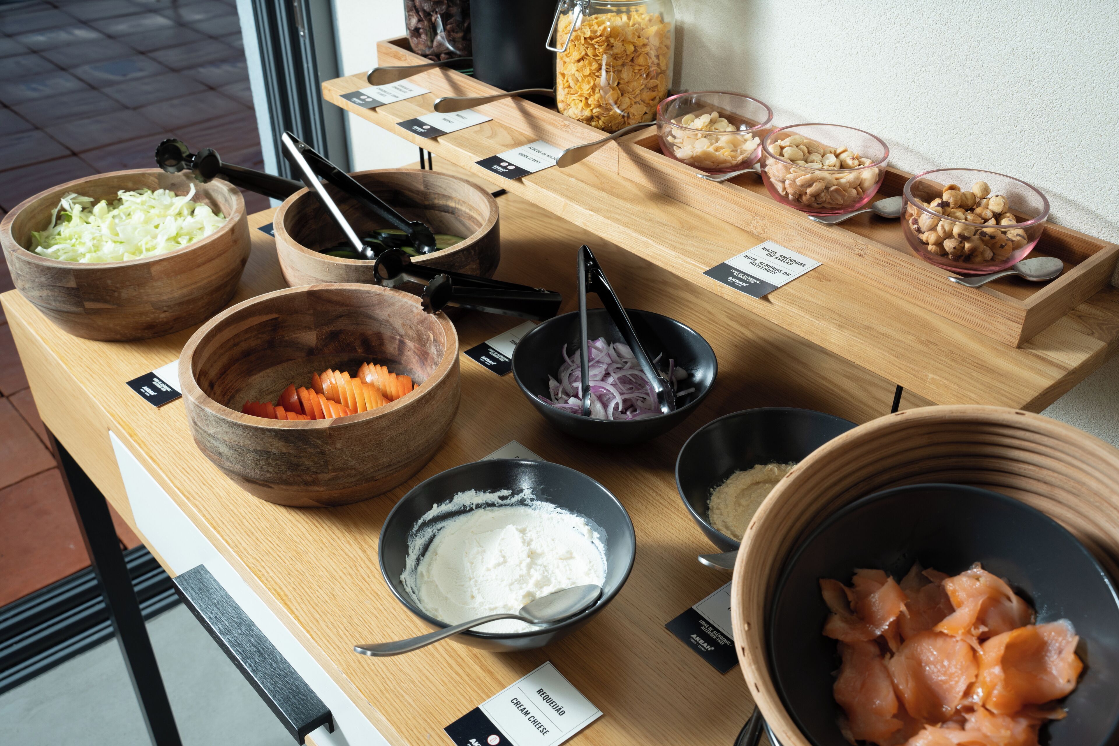 Une table de buffet avec divers plats et ustensiles.
