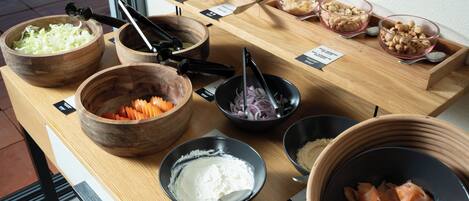 Une table de buffet avec divers plats et ustensiles.