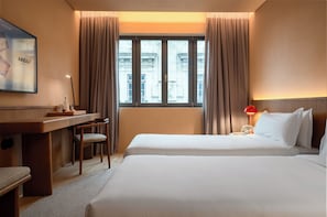 Minibar, individually decorated, individually furnished, desk