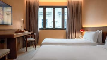 Family Room | Minibar, individually decorated, individually furnished, desk