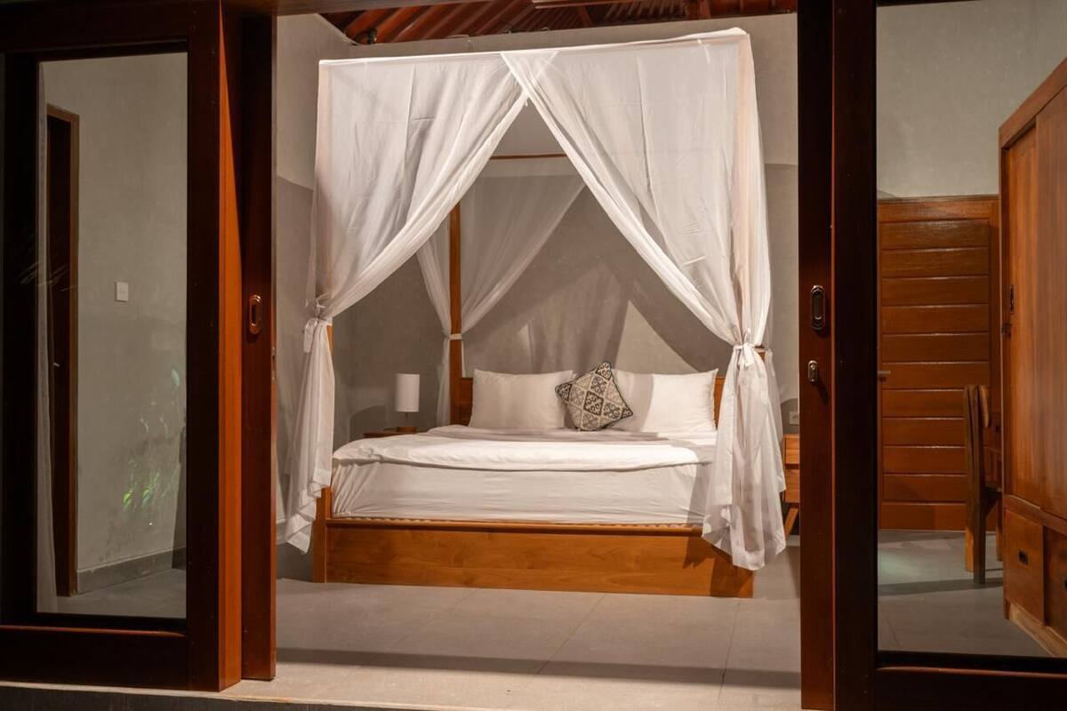 Bungalow, 1 King Bed, Pool View | Free WiFi