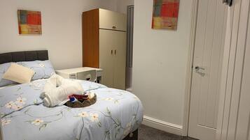 1 slaapkamer, een bureau, een strijkplank/strijkijzer, gratis wifi