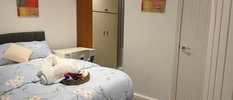 1 chambre, bureau, fer et planche à repasser, Wi-Fi gratuit