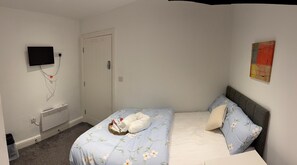 1 habitación, escritorio, tabla de planchar con plancha y wifi gratis 