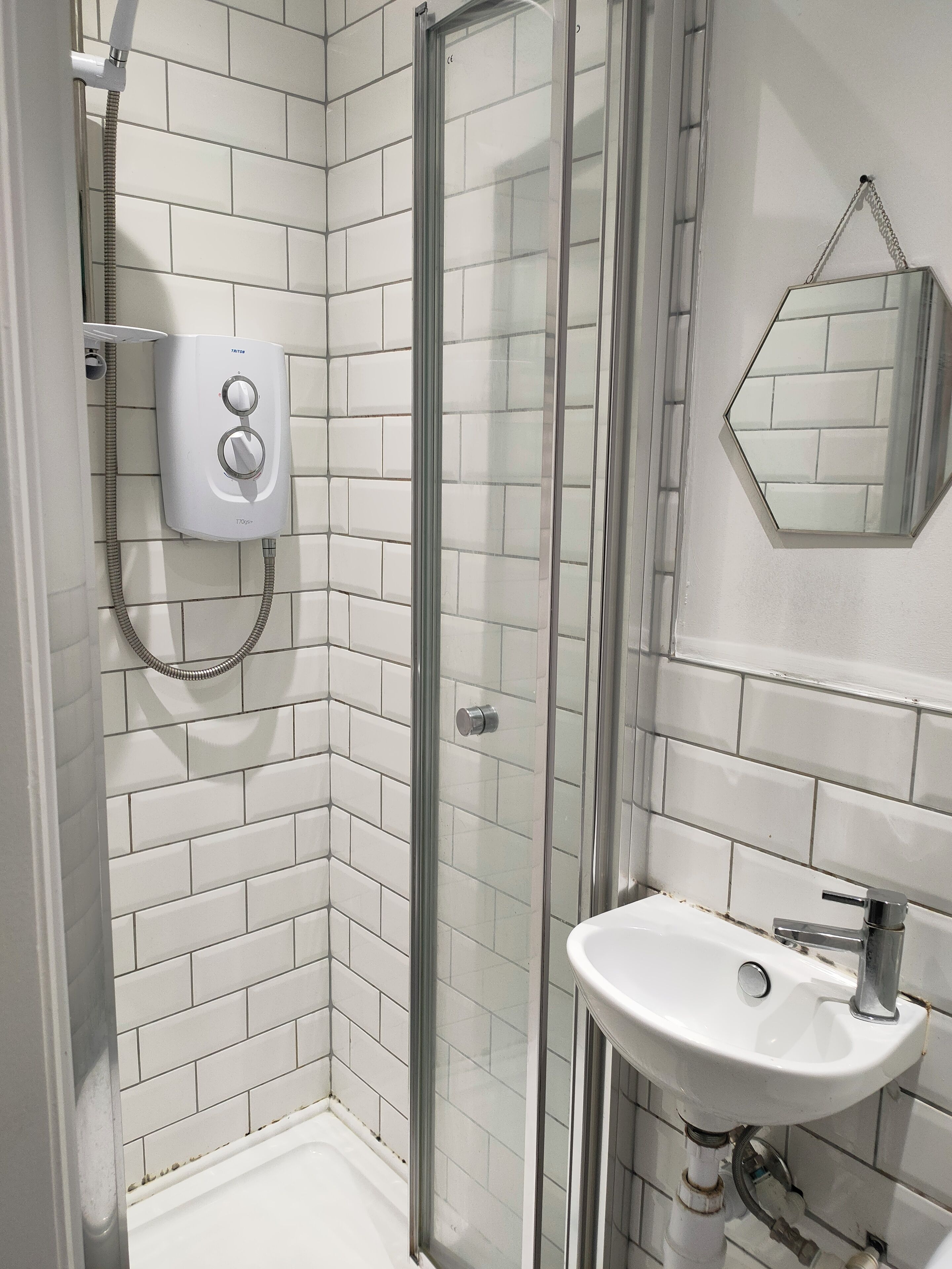Dusche, Bidet, Handtücher, Seife