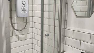 Een douche, een bidet, handdoeken, zeep