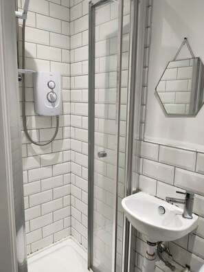 Regadera, bidet, toallas, jabón 