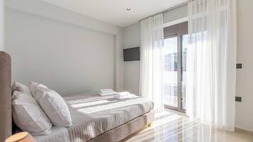 Apartamento, banheira de imersão, vista para a montanha | Cofres nos quartos, cortinas blackout, ferros/tábuas de passar roupa