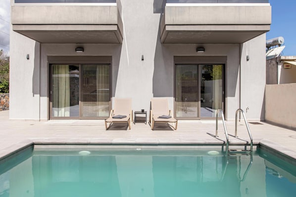 Utomhuspool, parasoller och solstolar