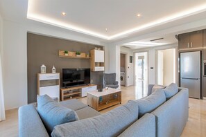 Apartment, Hot Tub, Mountain View | Living area