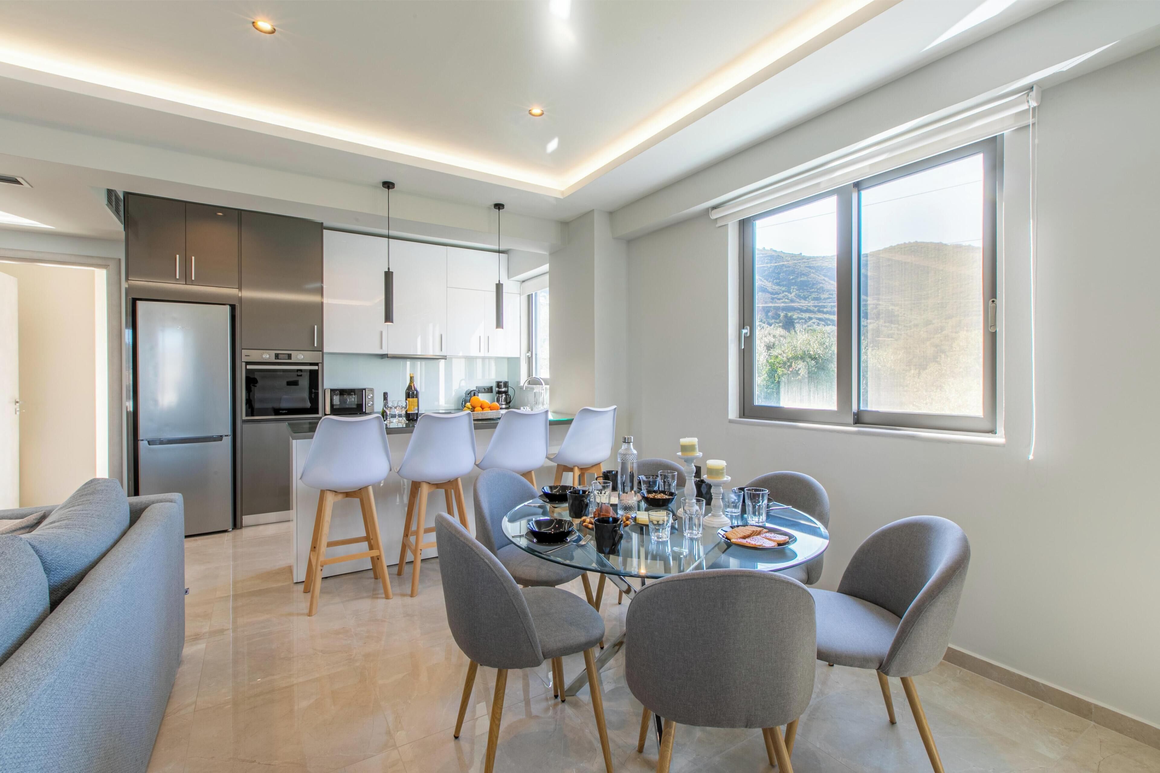 Apartment, Whirlpool, Bergblick | Essbereich im Zimmer