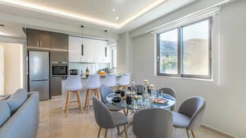 Apartment, Whirlpool, Bergblick | Essbereich im Zimmer