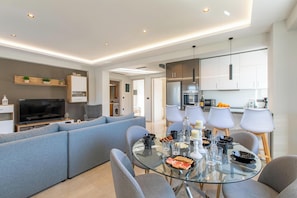 Apartment, Hot Tub, Mountain View | In-room dining