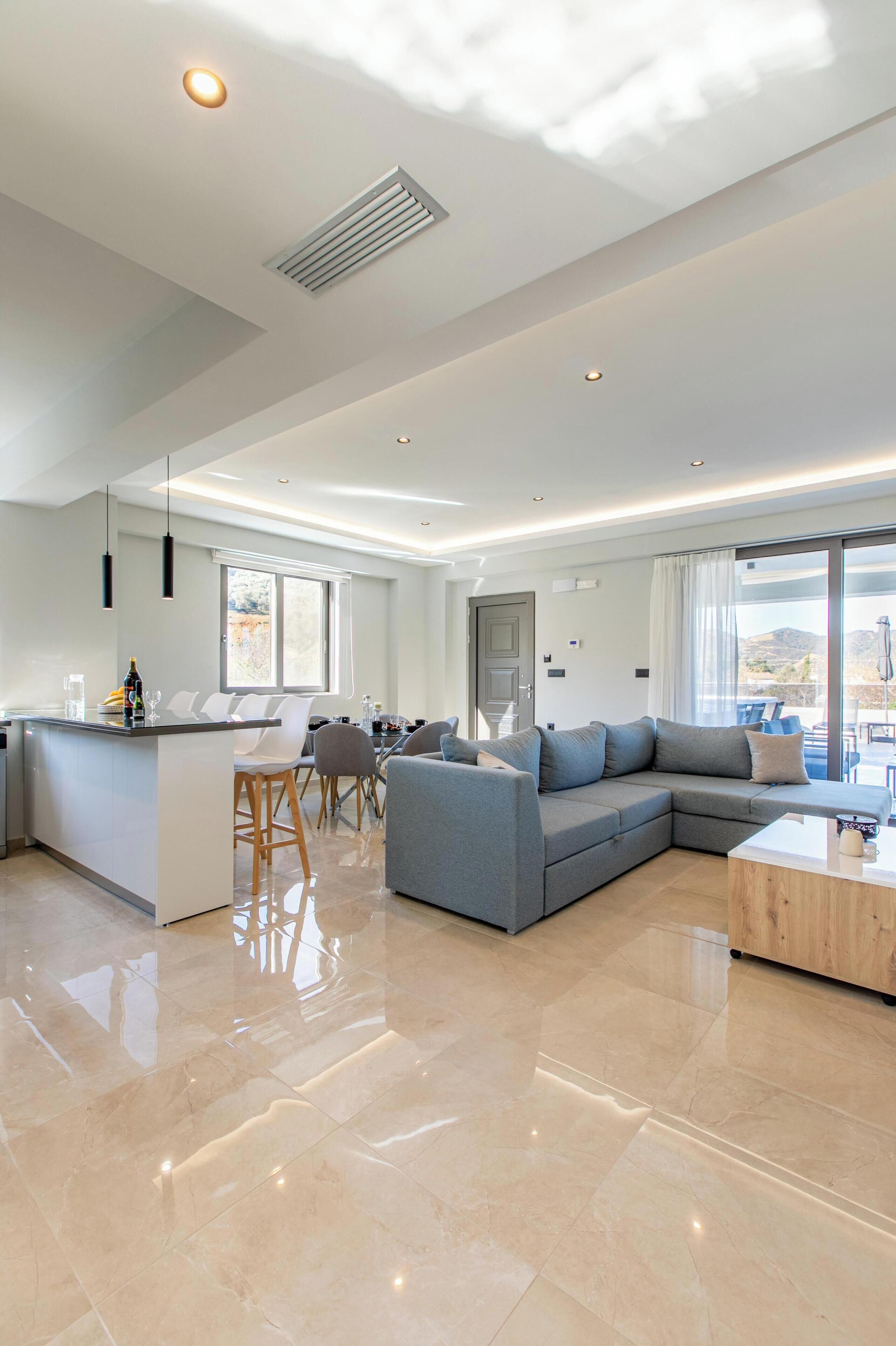 Apartamento, banheira de imersão, vista para a montanha | Área de estar | Smart TV 42 polegadas com canais via satélite