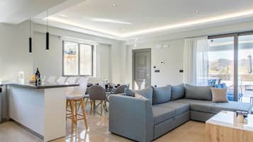 Apartamento, banheira de imersão, vista para a montanha | Área de estar | Smart TV 42 polegadas com canais via satélite