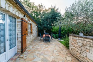 Outdoor dining - Holiday Cottage "Mas de la Ravine chez Juju" with Shared Pool, Wi-Fi & Air Conditioning (Laval-Saint-Roman)