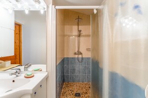 Douche, séchoir à cheveux, serviettes fournies