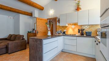 Een koelkast, een magnetron, een oven, een kookplaat