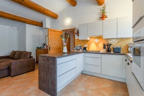 Fridge, microwave, oven, stovetop - Holiday Cottage "Mas de la Ravine chez Juju" with Shared Pool, Wi-Fi & Air Conditioning (Laval-Saint-Roman)