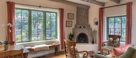Smart TV, fireplace, books, offices
