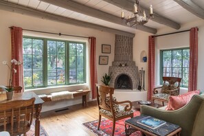 Smart TV, fireplace, books, offices - Gorgeous property in country like setting. Renovated historic adobe. Beautiful garden views. Central location on Santa Fe's coveted Historic East Side. Minimum 30 night stay. Welcome! (Santa Fe)