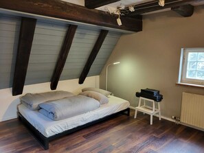1 habitación, tabla de planchar con plancha, wifi y ropa de cama 
