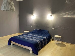 5 bedrooms, iron/ironing board, WiFi, bed sheets