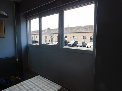 Studio near station and shops, for single person or couple