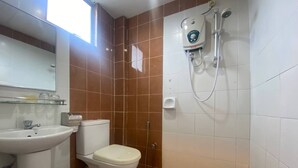 Een badkamer met toilet, wastafel en douche.