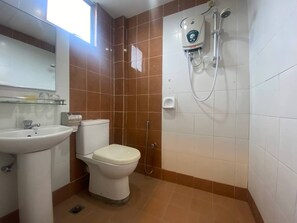 Douche, douche à « effet pluie », bidet, serviettes fournies
