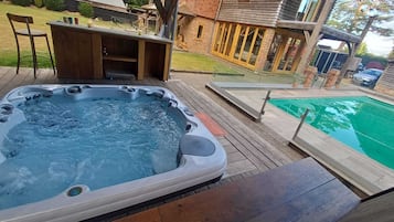 Outdoor spa tub