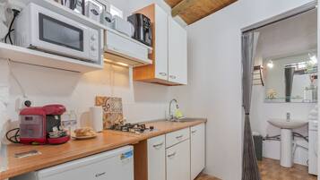 Refrigerador, microondas, cafetera y tetera y tetera eléctrica