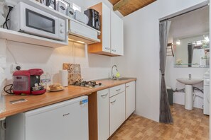 Fridge, microwave, coffee/tea maker, electric kettle - Vacation Room 'Habitación-estudio Tejina De Isora' with Wi-Fi (Tejina de Isora)