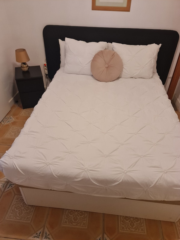 Een strijkplank/strijkijzer, wifi, beddengoed