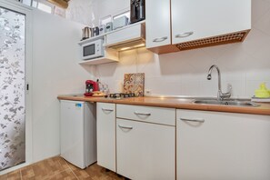 Fridge, microwave, coffee/tea maker, electric kettle