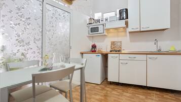 Refrigerador, microondas, cafetera y tetera y tetera eléctrica