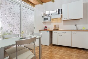 Fridge, microwave, coffee/tea maker, electric kettle - Vacation Room 'Habitación-estudio Tejina De Isora' with Wi-Fi (Tejina de Isora)