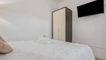 Iron/ironing board, WiFi, bed sheets