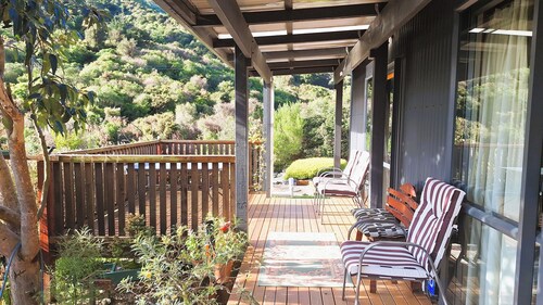 Peaceful quiet environment; 6 minutes to Picton; close to marinas; pet friendly.
