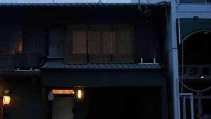 A traditional Japanese building with a wooden exterior, a tiled entrance, and a chain barrier. - Kyomachiya SEN Gojo-Ikkanmachi ANNEX (Kyoto)